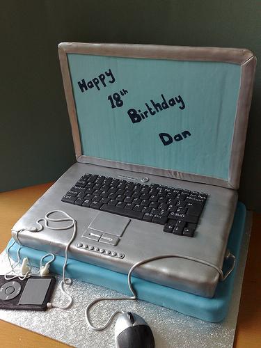 Kūka portatīvais dators ar... Autors: Cherruc Elektroniskās kūkas.