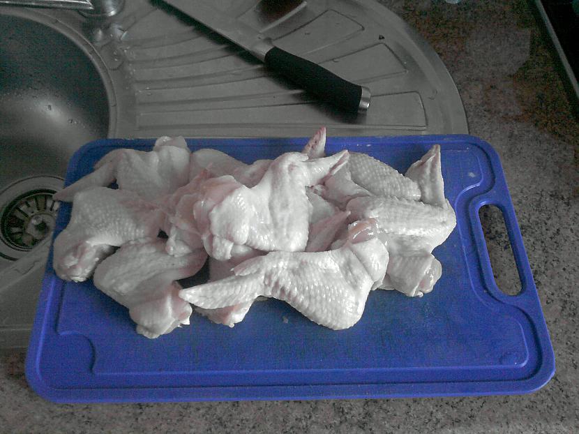 Tātad sakumānomazgajam vistas... Autors: rabbitman15 Kartupeļu sacepums ar vistas spārniņiem.