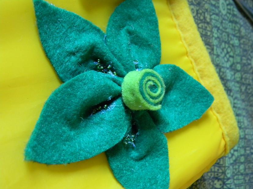 Ziedus sascaronujamsalīmējam... Autors: smieklinjsh Uzlabo savu laptopa somiņu