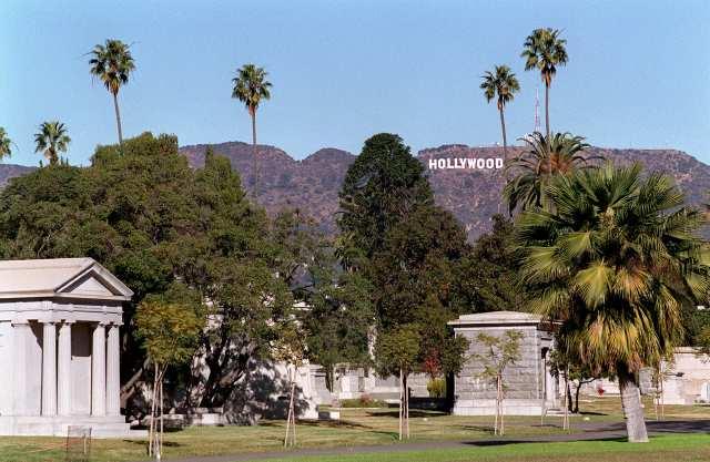  Pat Holivudas kapsētās uzņem... Autors: elements Ko Tu nezināji par Holivudu?