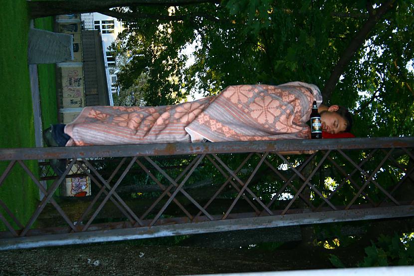 Vienīgā fotogrāfija kurā esmu... Autors: eifelis Planking is soo oldschool - "sleeping" is new planking #2