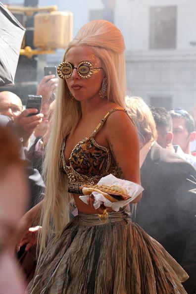  Autors: bee62 Lady Gaga Buys a Hot Dog 2