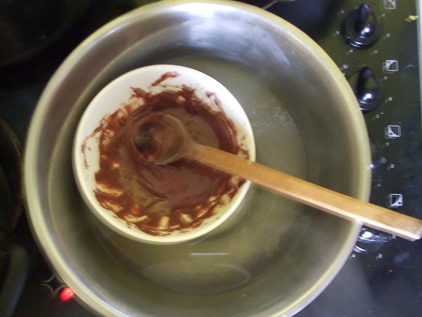 Var pielikt arī saldo krējumu... Autors: LittleWolf Gardā burkānu kūka ar šokolādes glazūru
