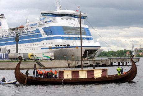 Autors: Ninjack Pa Daugavu ceļo Latvijā būvētais vikingu kuģis.