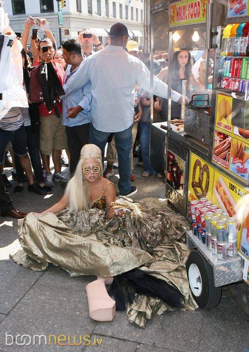 Autors: D E V I L Lady Gaga atteikušās kājas!