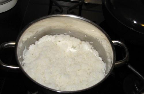 Izvārītos rīsus ieber lielas... Autors: Darsheens Pašrocīgi gatavots suši.