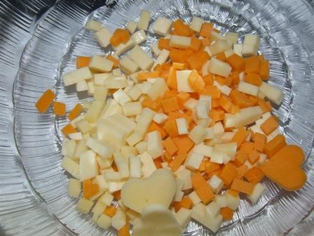 Mazos kubiņos sagriežam sieru... Autors: Fosilija Salāti ar grauzdiņiem.