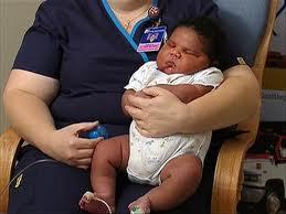 Mazulis ir 62 cm 244 collas... Autors: Datelee1212 Indonēzijā piedzimis lielākais zēns!
