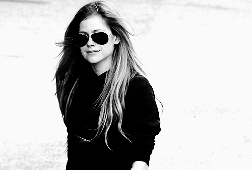 Viņas mūzikas stils definējams... Autors: so sweet girl Avril Lavigne