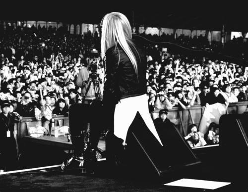 20042007 Otrais Avrilas albums... Autors: so sweet girl Avril Lavigne