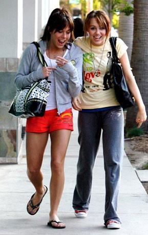  Autors: martak Miley&Mandy VS. Selena&Demi