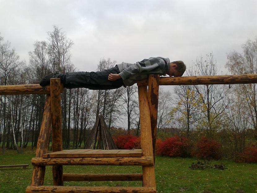 uz šūpolēm Autors: ar4uxxx Planking in  school...