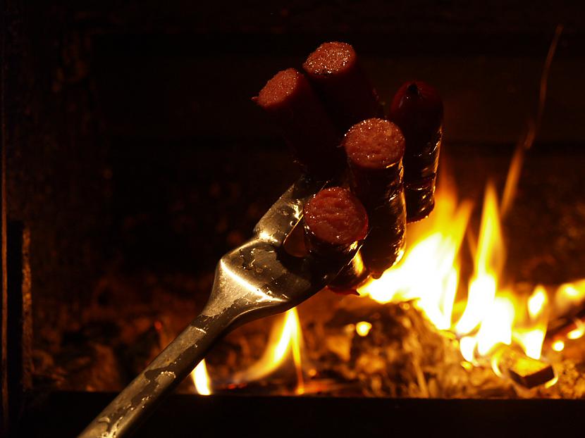 Izskatās garšīgi mm Autors: Bratella Mājās gatavotas desiņās uz dzīvās uguns.