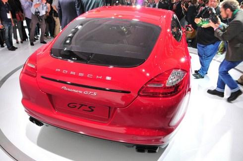 Porsche inženieri... Autors: Mr nothing Porsche prezentē Panamera sedana sportisko GTS versiju
