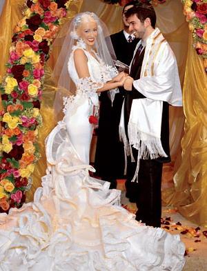 Kristīna Agilera Christina... Autors: Mazāmeitene 10 pasaulē bezgaumīgākās kāzu kleitas.