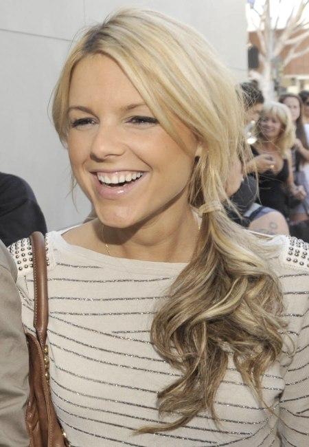  Autors: Rakstniecīte Girl, you dont need any jewerely.Your hair is your jewerely<