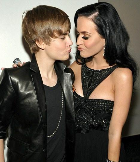 Viņš uzturas sabiedrībā kurā... Autors: Mmiezis Kāpēc daudzi ņirgājas par Justinu Bieberu?