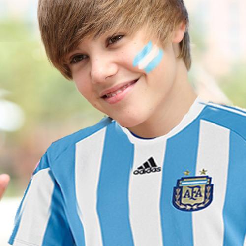 Autors: Mmiezis Kāpēc daudzi ņirgājas par Justinu Bieberu?