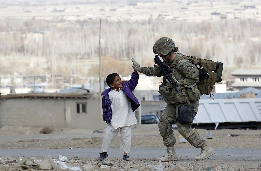 ASV armijas karavīrs sasit... Autors: cuchins Aizvadītā 2011 spēcīgākās bildes!