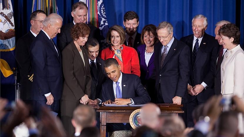 Prezidents Obama paraksta... Autors: cuchins Aizvadītā 2011 spēcīgākās bildes!