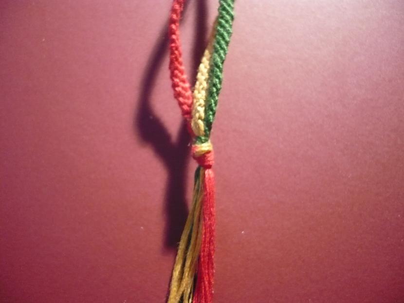 Tad uzsienam galā mezglu Autors: Fosilija Friendship Bracelets:Kā uztaisīt thin multicolor bands?