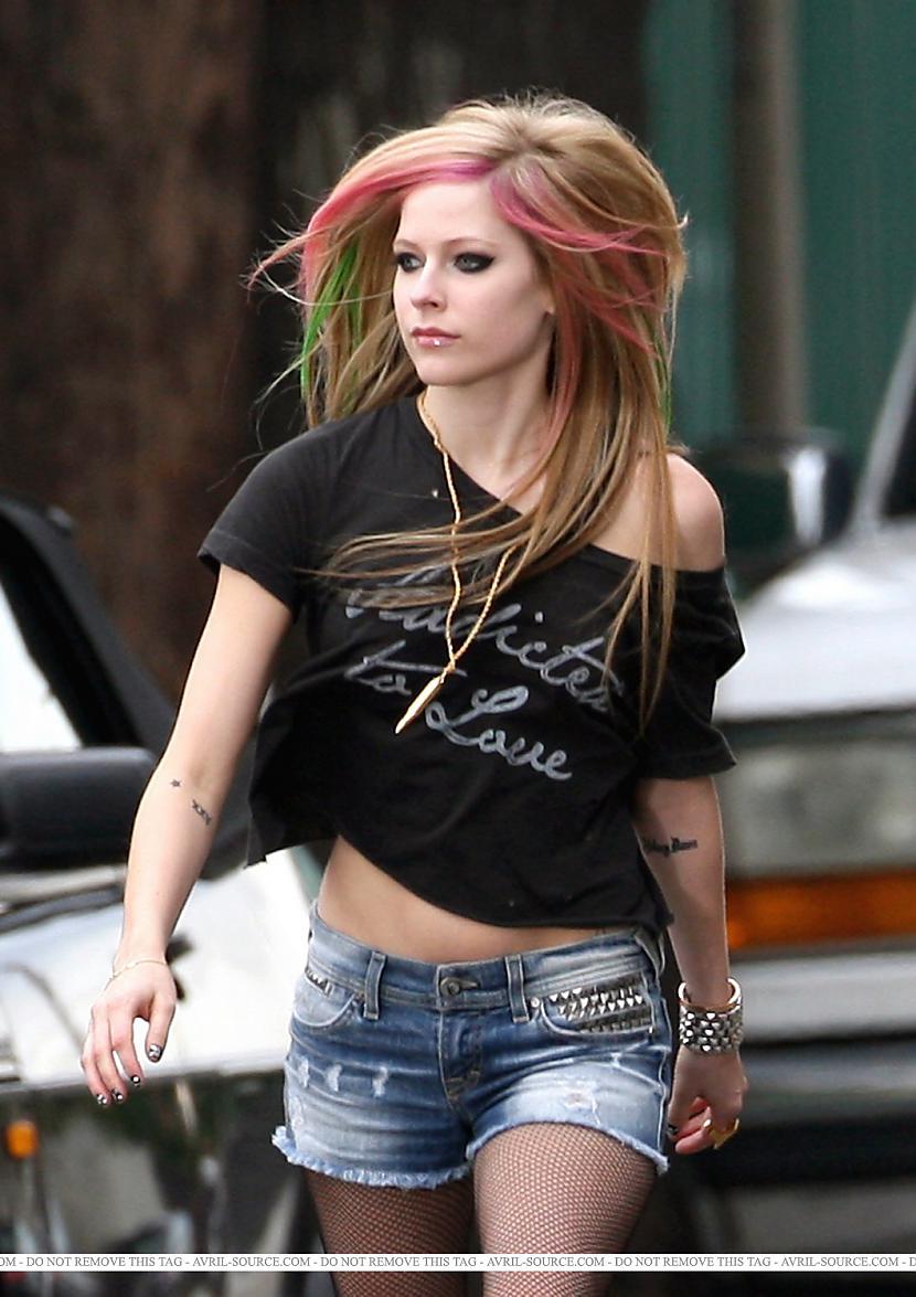 What the hell videoklips Autors: serenasmiles Ģērbies kā Avril Lavigne