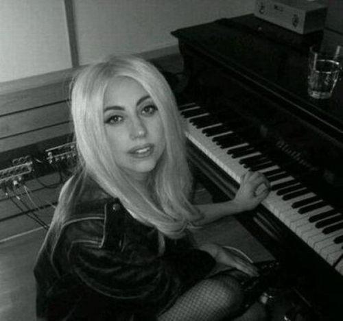  Autors: R1DZ1N1EKS Lady Gagas attīstība!