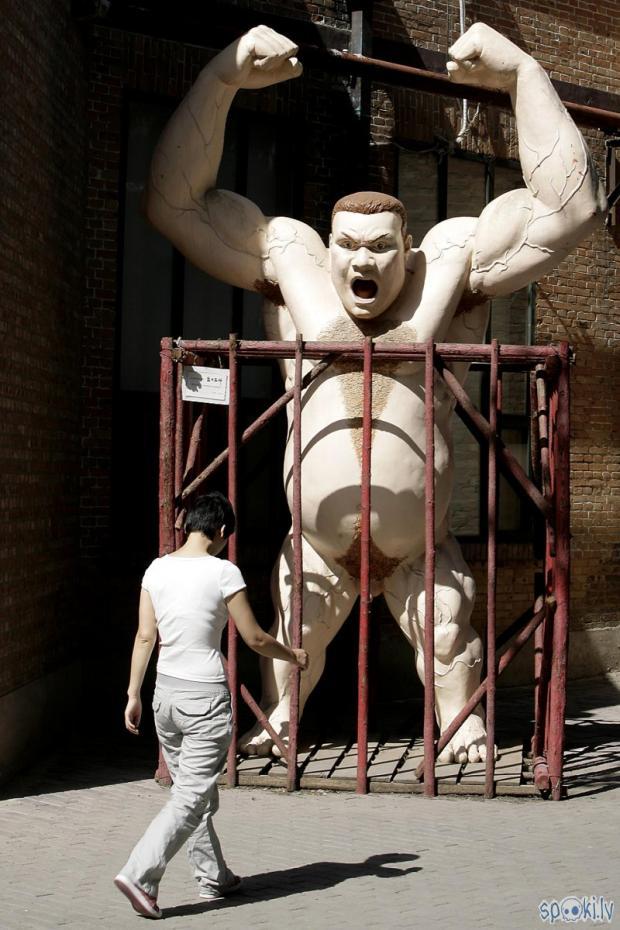 A woman walks past a sculpture... Autors: Ivarocks Smaidam un smejamies :)