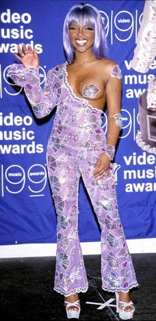 Lil Kim1999tērps jau atbidošs... Autors: UglyPrince MTV VMA Awards- biedējošākie tērpi
