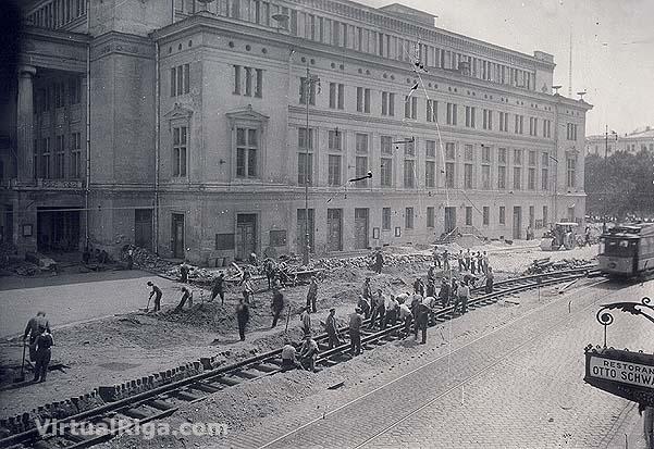 Sliežu remonts blakus LNO 1930... Autors: Fosilija Pagājušo gadsimtu Vecrīgas foto.