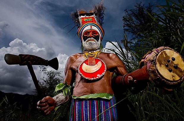 Cilts vecākais svinīgajā tērpā... Autors: BrikuLis Papua cilts.