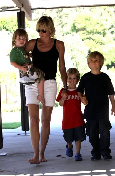 Sharona Stone adoptējusi visus... Autors: princeSS Celebs Who've Adopted Kids