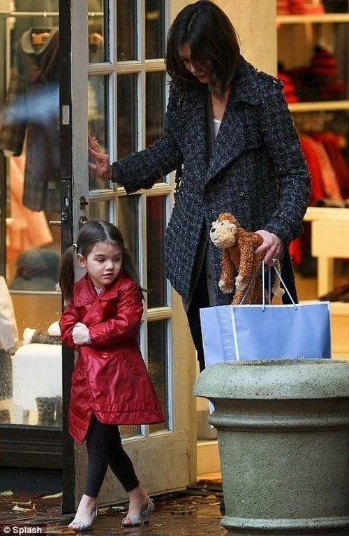 Suri Cruise Goes Shopping Autors: artyrs Smieklīgākā slavenības bilde 2009