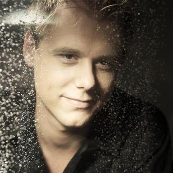  Autors: Kiky Armin van Buuren-Priekšmanis viens no labākajiem Dj