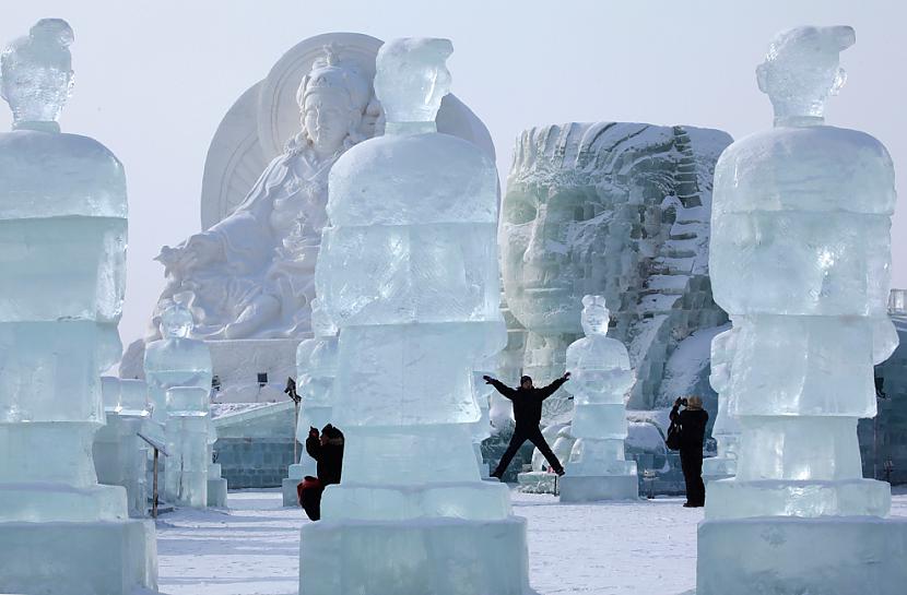 Cilvēki kuri pozē pie... Autors: bizonis1 Ledus un sniega skulptūras