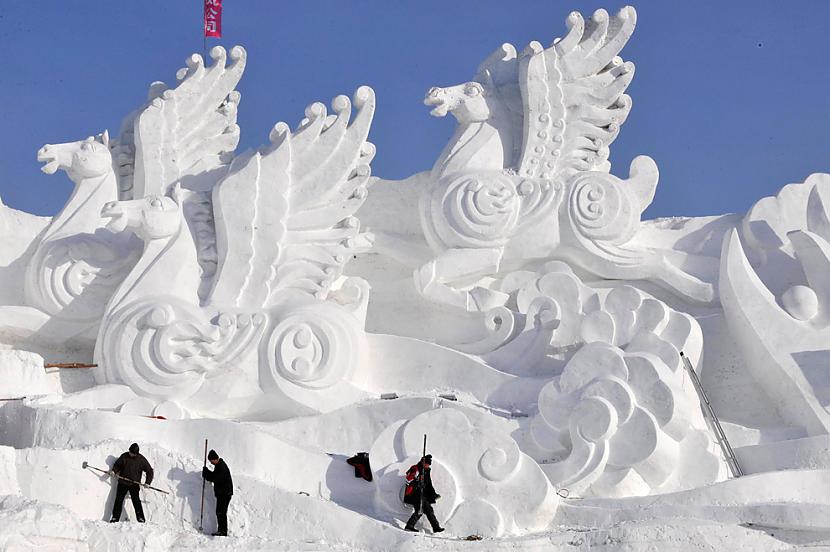 Vairāki mākslinieki veido... Autors: bizonis1 Ledus un sniega skulptūras