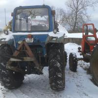 Dakšas, ar kurām vedam skābsiena rullonus 