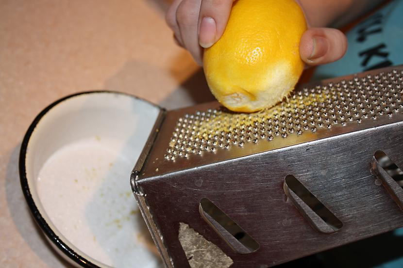 Norīvē citrona miziņu un pēc... Autors: craazyydoll Citronu un magoņu mafini