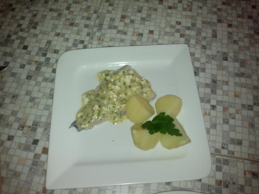 Pasniedz uz uzkarsēta šķīvja... Autors: KaaMiS13 Vārīta zivs poļu mērcē ar vārītiem kartupeļiem.