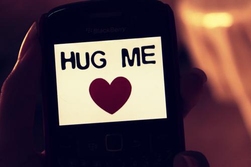 Hug me. Hug me надпись. Hug me обои. Картинки с надписью hug me. Hug me заставка.