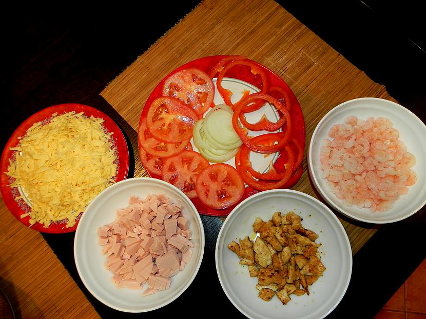 viss gatavs Autors: HiYum Pica ar garnelēm,vistas gaļu un desu