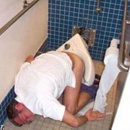 Tu nbsppiekusti tualetē Autors: NewDZERA Kad esat iedzēruši pārāk daudz !!!