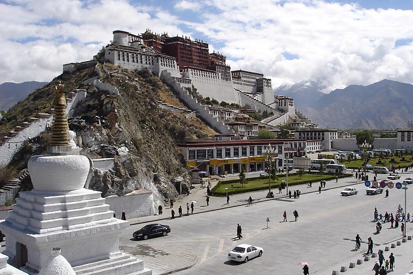 Galvaspilsēta  Lhasa Fonā 9gs... Autors: Mr Cappuccino Tibeta un tās vēsture