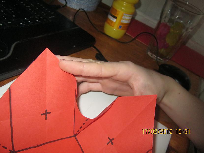 tad turot lapu kā kvadrātu sev... Autors: xo xo gossip girl Origamī kastīte-soli pa solītim ^^