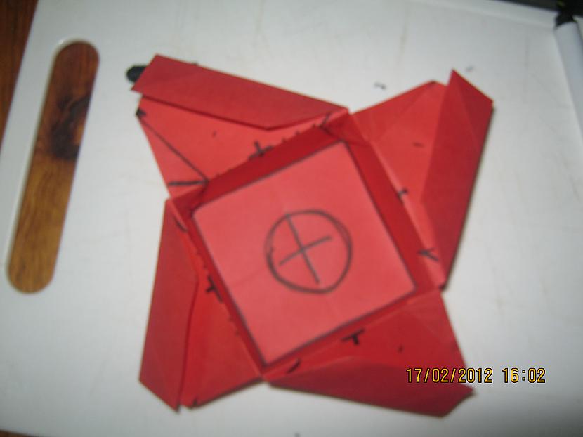 jāizskatās scaronitā  Autors: xo xo gossip girl Origamī kastīte-soli pa solītim ^^