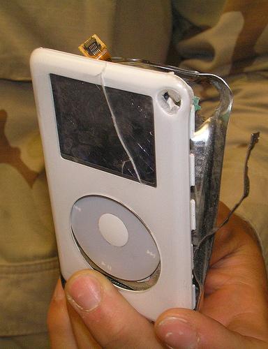 Lūk bildē redzat sascaronauto... Autors: pofig iPods izglāba vīrietim dzīvību!