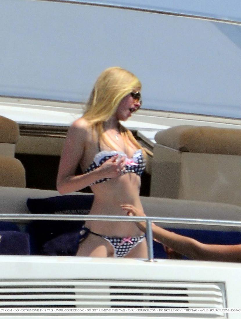 Avril Lavigne bikini - Spoki - bildes 2