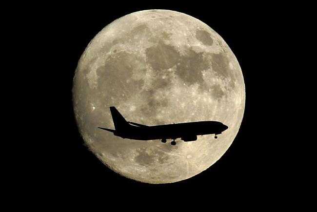  Autors: Opozitais Lidmašīnas fonā Mēness.