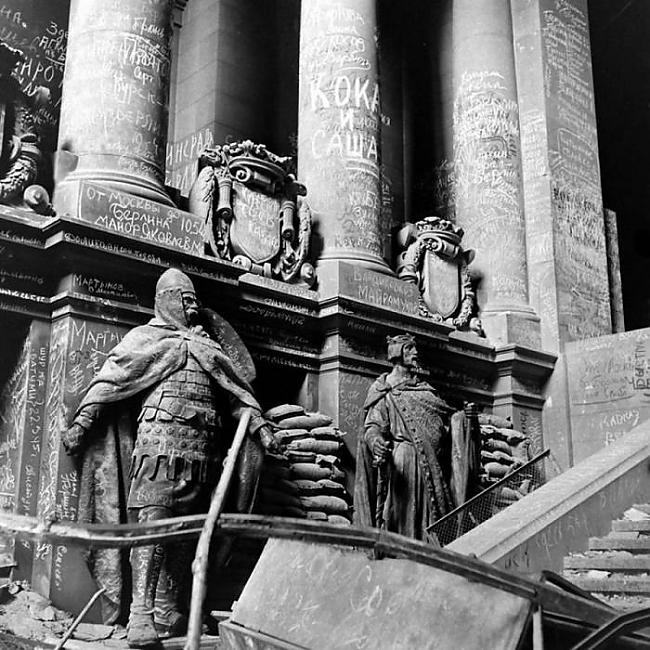 Kolonnas un ēkas apakscaronējā... Autors: Franziskaner Hitlera bunkurs 1945. gada aprīlī
