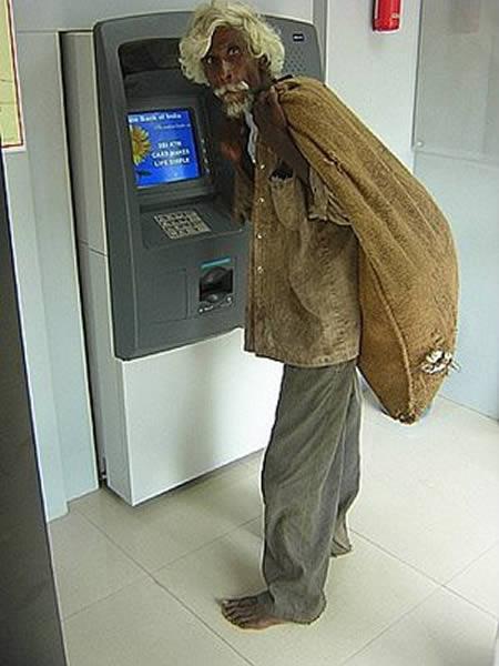 Bomzīts pēdējo miljonu izņems  Autors: Hipster jančuks 15 Strangest People at ATMS